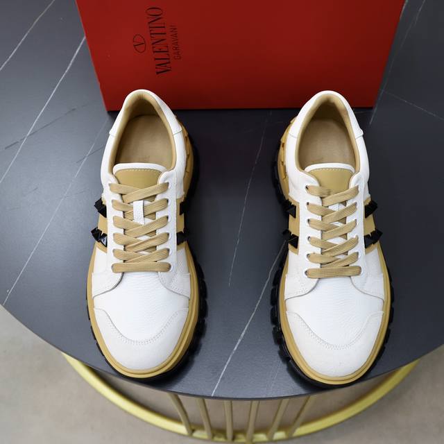 出厂价: 品牌：华伦天奴 Valentino 尺码：38-44 45定制 等级：新款运动鞋 材料： 原版牛皮鞋面 羊皮内里 原版耐磨柔软厚底 款式类别: 休闲时